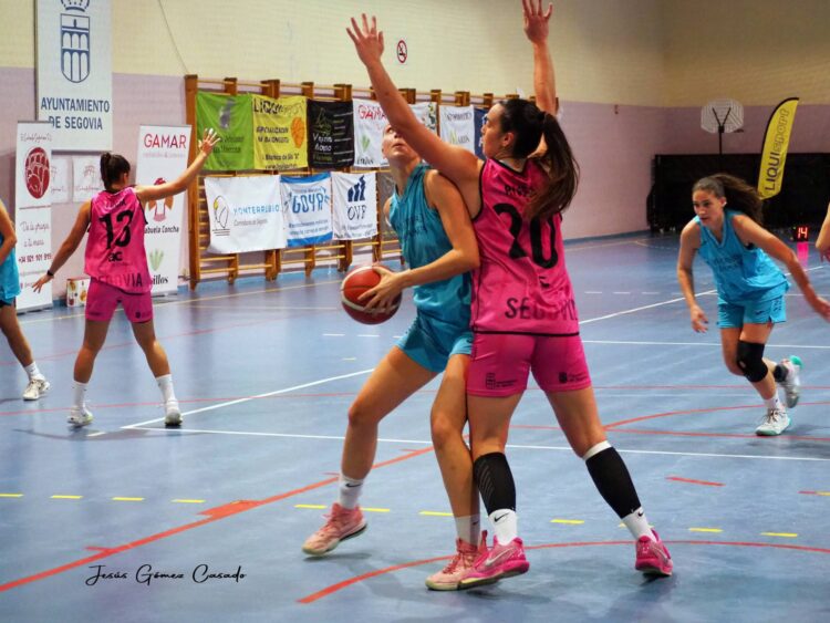 Marta Rivera intenta evitar el giro de su rival hacia la canasta./ JESÚS GÓMEZ