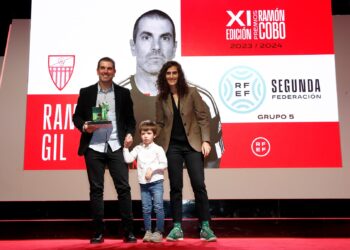 Ramsés Gil, junto a su hijo y a Montse Tomé tras recibir el galardón como mejor técnico del grupo V. / RFEF