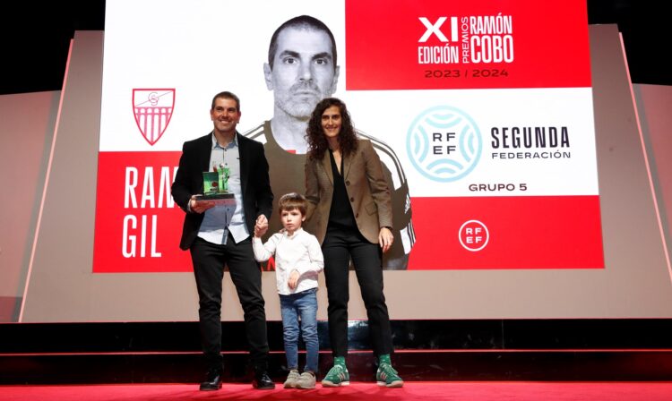 Ramsés Gil, junto a su hijo y a Montse Tomé tras recibir el galardón como mejor técnico del grupo V. / RFEF