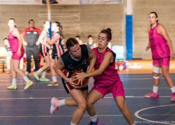 Paula Hoyuelos intenta arrebatar el balón a la jugadora del Santa Marta. / VICTORIA VILLALOBOS