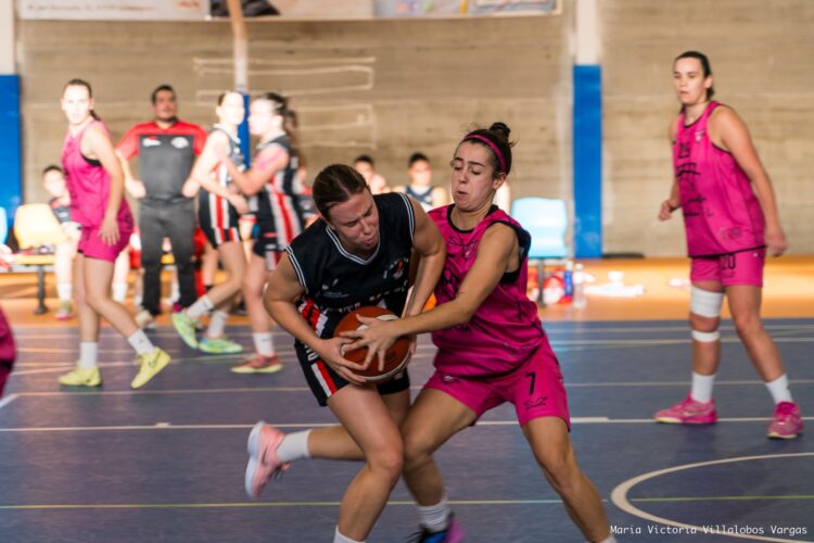 Paula Hoyuelos intenta arrebatar el balón a la jugadora del Santa Marta. / VICTORIA VILLALOBOS