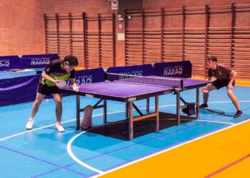 Liu pone la bola en juego durante su partido ante el madrileño Saúl Hernán./ SEGHOS