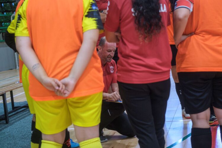 Agustín Pérez da instrucciones durante un tiempo muerto./ KAMARERO