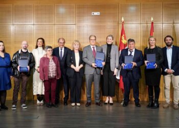 La vicepresidenta de la Junta, Isabel Blanco, junto a la consejera de Industria, Leticia García, y la directora general de Economía Social y Autnómos, Emma Fernández, con los galardonados en los Premios de Castilla y León al Cooperativismo y la Economía Social./ ICAL