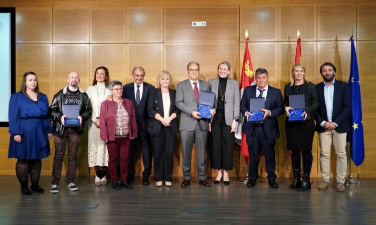 La vicepresidenta de la Junta, Isabel Blanco, junto a la consejera de Industria, Leticia García, y la directora general de Economía Social y Autnómos, Emma Fernández, con los galardonados en los Premios de Castilla y León al Cooperativismo y la Economía Social./ ICAL