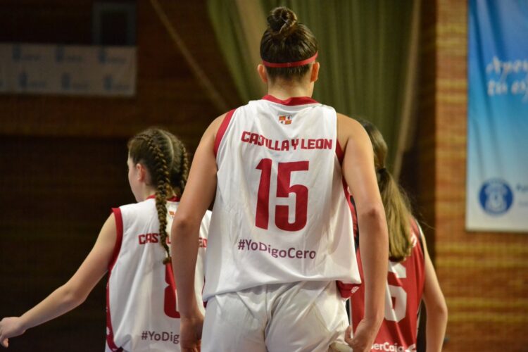 Una jugadora de la Selección de baloncesto de Castilla y León./ FBCYL