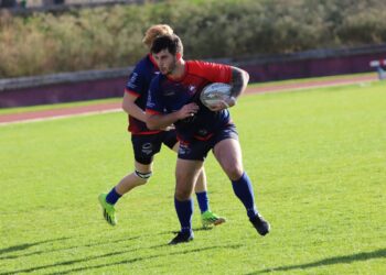 El jugador de los Lobos inicia la jugada de ataque durante el partido ante el Rugby Alcalá./ E.A.