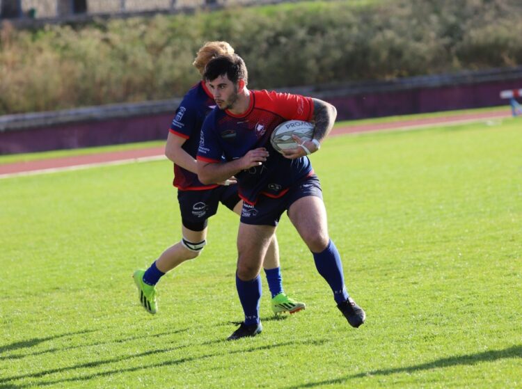 El jugador de los Lobos inicia la jugada de ataque durante el partido ante el Rugby Alcalá./ E.A.
