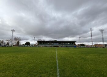 Imagen de la tribuna principal del campo de La Albuera con las torretas de iluminación./ AYUNTAMIENTO