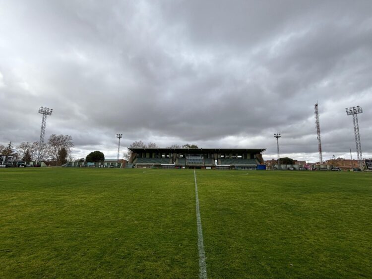 Imagen de la tribuna principal del campo de La Albuera con las torretas de iluminación./ AYUNTAMIENTO