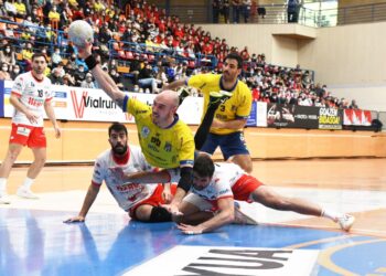 Uno de los encuentros jugados por BM Nava y Bidasoa./ ARRATE MORALES