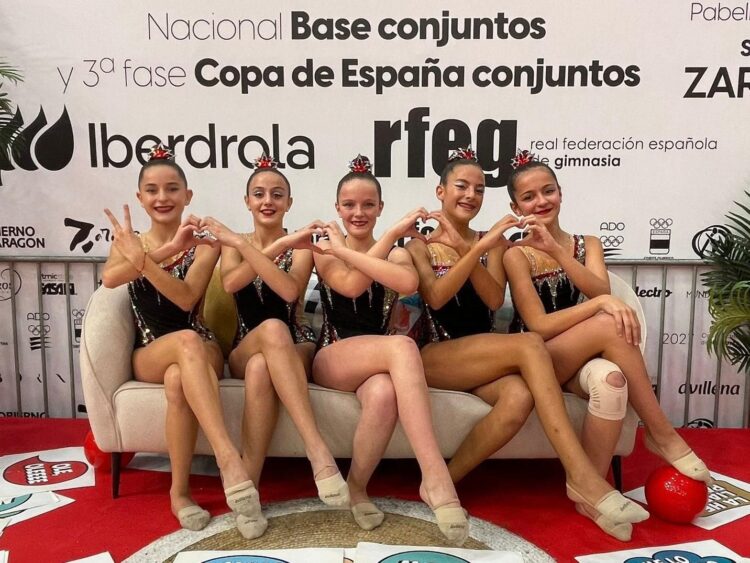 Las integrantes del Somai Xtrem que tomaron parte en el campeonato base de conjuntos que se celebró en Zaragoza./ SOMAI XTREM