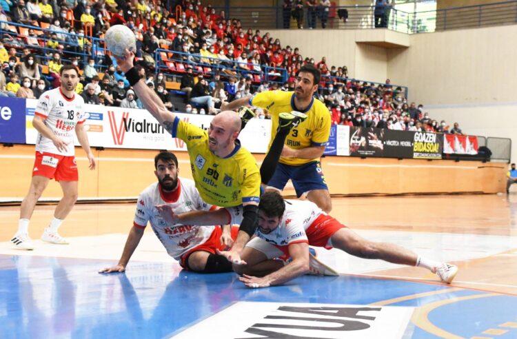 El BM Nava, ante un rival para definirse 1 Uno de los encuentros jugados por BM Nava y Bidasoa./ ARRATE MORALES