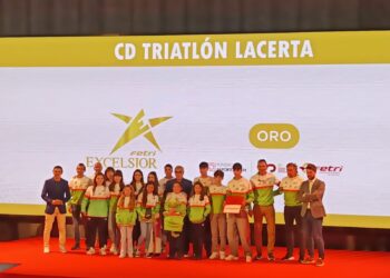 Los miembros del Triatlón Lacerta, tras recoger el galardón./ LACERTA