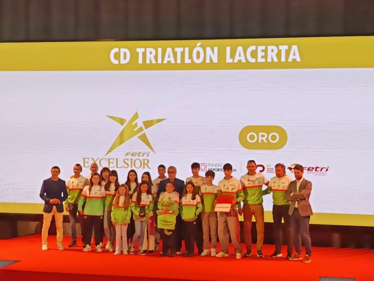Los miembros del Triatlón Lacerta, tras recoger el galardón./ LACERTA