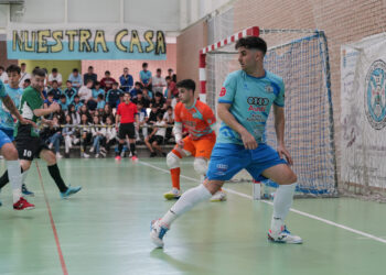 El San Cristóbal defiende un saque de esquina./ E.A.