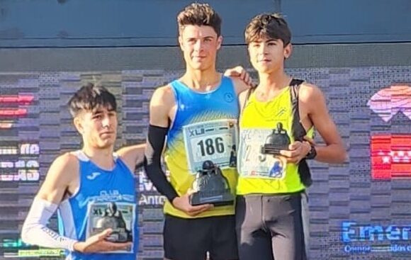 Alejandro Domingo se impone en la carrera sub-18 del Cross de Alcobendas 1 Podio de la categoría sub-18 con Alejandro Domingo en el centro./ SP. SEGOVIA