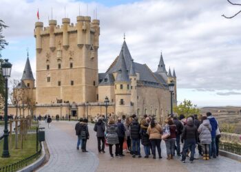 Turistas contemplando el Alcázar de Segovia.