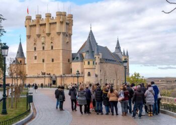 Turistas contemplando el Alcázar de Segovia. / E.A.