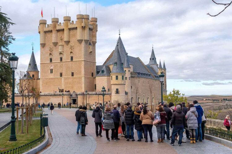 Turistas contemplando el Alcázar de Segovia. / E.A.