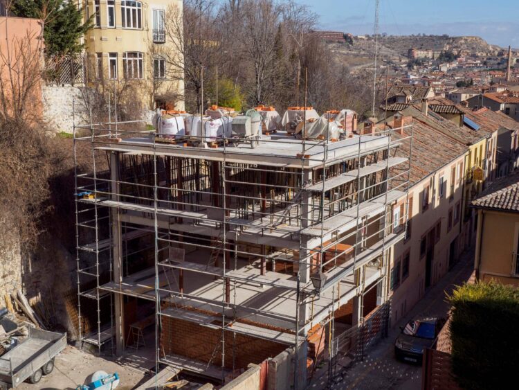Solo 53 de las 114 licencias urbanísticas concedidas este año en Segovia han sido de construcción (FOTO: KAMARERO)
