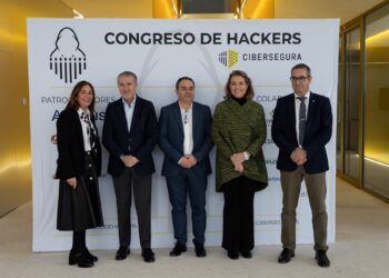Miembros de la organización del congreso junto a los representantes de las instituciones que lo han apoyado. / E.A.