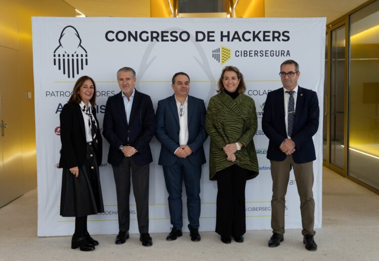 Miembros de la organización del congreso junto a los representantes de las instituciones que lo han apoyado. / E.A.
