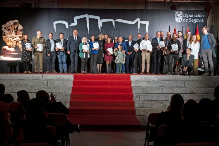 La Diputación de Segovia reconoció la labor de diez proyectos de la provincia en su gala anual de Premios 1 Foto de familia con todos los galardonados en los Premios Diputación de Segovia 2023.