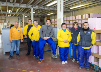 Un grupo de trabajadores de Apadefim 2000 en la planta que la organización tiene en La Lastrilla./ E.A.