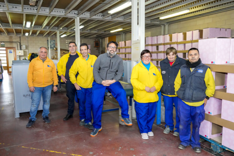 Un grupo de trabajadores de Apadefim 2000 en la planta que la organización tiene en La Lastrilla./ E.A.