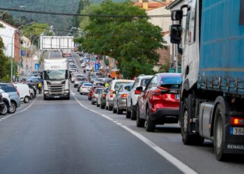 Imagen de la Travesía de San Rafael, en la que el tráfico es constante y los atascos de los vehículos que no quieren abonar el peaje de la AP-6 dificultan la vida normal de los vecinos./ E.A.