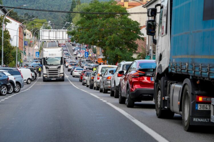 Imagen de la Travesía de San Rafael, en la que el tráfico es constante y los atascos de los vehículos que no quieren abonar el peaje de la AP-6 dificultan la vida normal de los vecinos./ E.A.