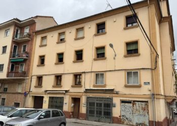 Edificio de viviendas en la calle Gutiérrez Mellado en el que el Grupo Municipal de Vox señala la existencia de okupas./ E.A.