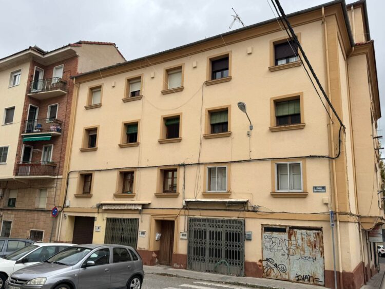 Al menos seis barrios de la ciudad presentan viviendas okupadas en sus calles 1 Edificio de viviendas en la calle Gutiérrez Mellado en el que el Grupo Municipal de Vox señala la existencia de okupas./ E.A.