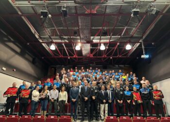 El alcalde y los concejales de la ciudad, junto a miembros de la Policía Local de Segovia y familiares que celebraron el 125 aniversario del cuerpo en la Sala Julio Míchel. / AYUNTAMIENTO