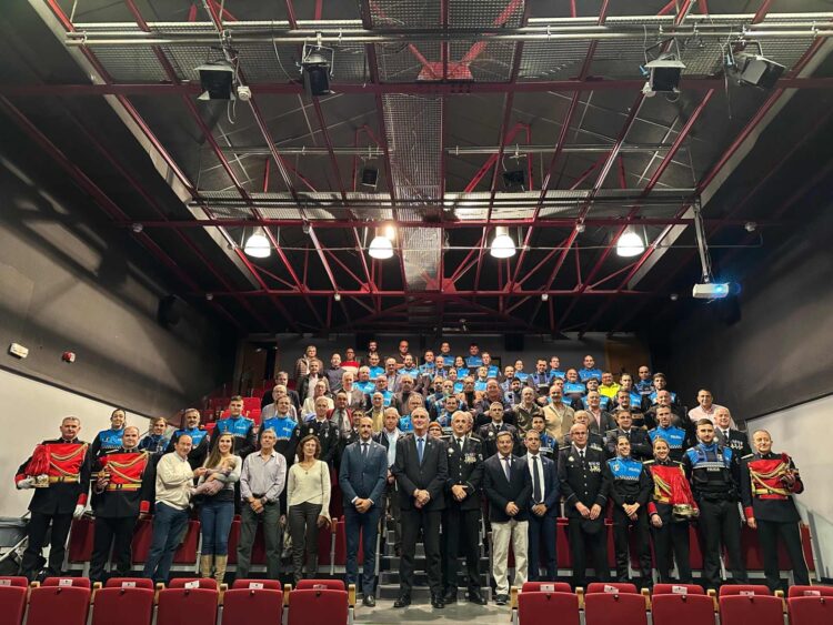 El alcalde y los concejales de la ciudad, junto a miembros de la Policía Local de Segovia y familiares que celebraron el 125 aniversario del cuerpo en la Sala Julio Míchel. / AYUNTAMIENTO