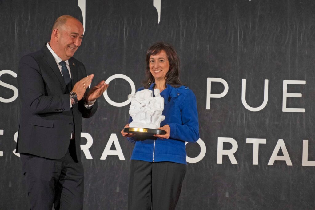 La Diputación de Segovia reconoció la labor de diez proyectos de la provincia en su gala anual de Premios 2 La periodista Macarena Bartolomé recoge el Premio Especial de manos de Miguel Ángel de Vicente.