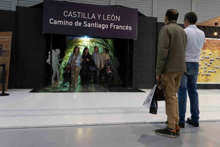 Visitantes de la Feria, en el espacio donde se detalla el Camino de Santiago Francés en la pasada Feria de Intur. / JCYL