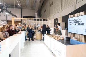 Visitantes durante una degustación gastronómica en el stand de la Comunidad. / JCYL