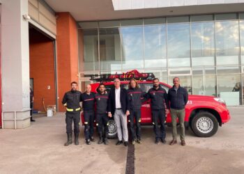 El alcalde de Segovia, José Mazarías, junto a los bomberos que han sido enviados a Alcudia.