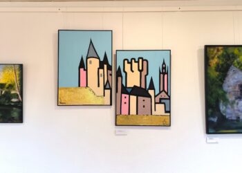 Algunos de los cuadros que se pueden ver en la muestra de la Casa Joven ‘La ciudad fuerte’, de colectivo de pintura Vettonia.