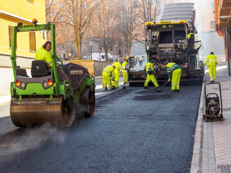 La avenida de Juan Carlos I estará cortada el lunes para poder asfaltar la calzada 1 Trabajadores en pleno proceso de asfaltado de una calle en Segovia.