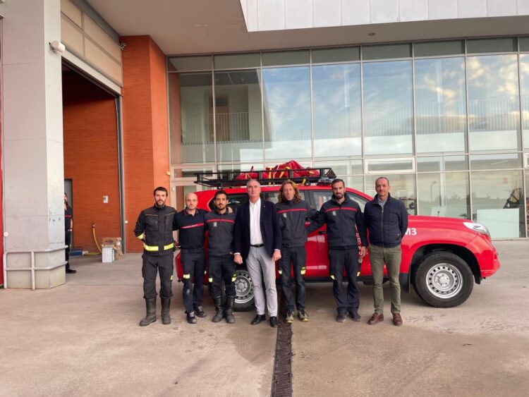 El Ayuntamiento de Segovia envía a cinco bomberos a la zona afectada por la Dana 1 El alcalde de Segovia, José Mazarías, junto a los bomberos que han sido enviados a Alcudia.