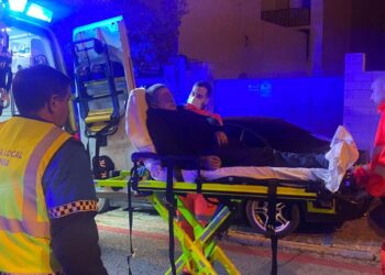 Uno de los afectados trasladado en UVI móvil (FOTO: POLICÍA LOCAL)