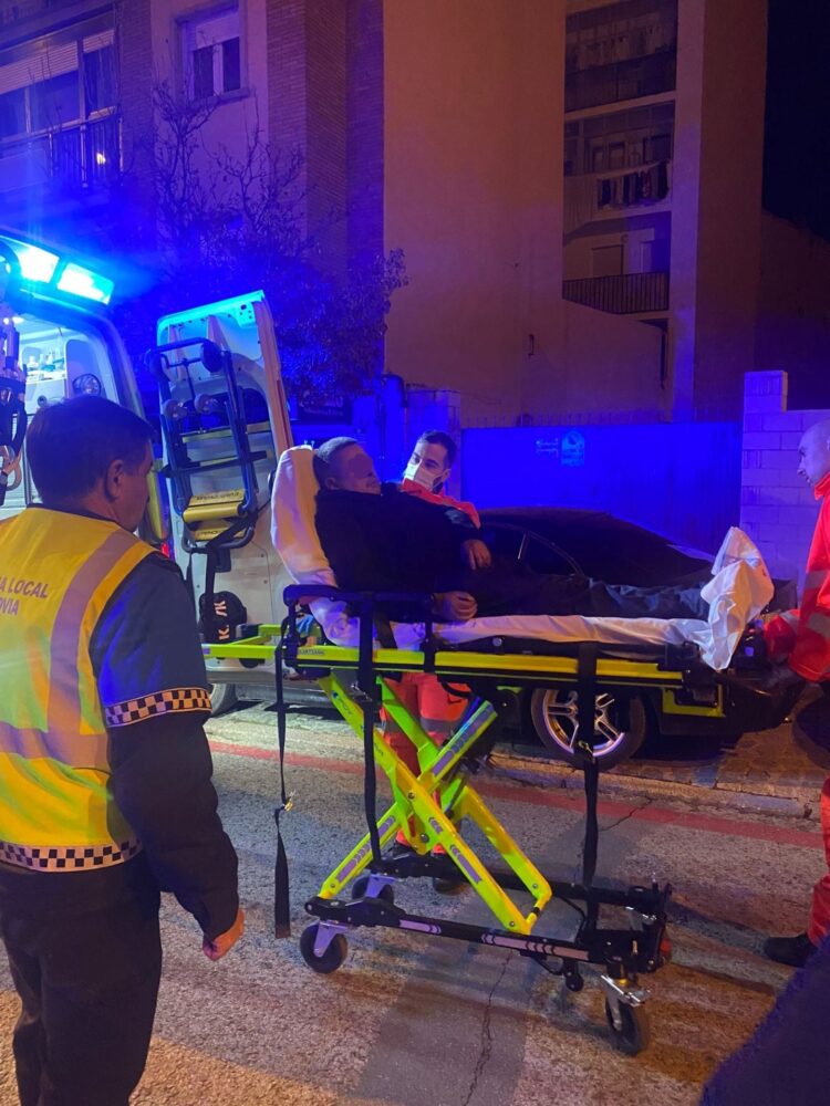 Tres personas afectadas por un incendio en la vivienda okupada de San Millán 1 Uno de los afectados trasladado en UVI móvil (FOTO: POLICÍA LOCAL)