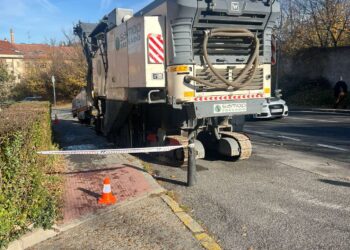 Una de las máquinas estacionadas en la calle San Gabriel.