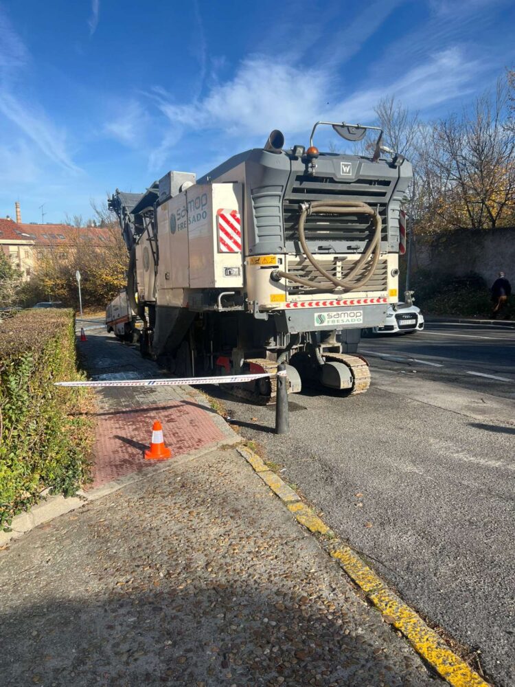Noemí Otero se queja de la maquinaria pesada aparcada en la calle San Gabriel 1 Una de las máquinas estacionadas en la calle San Gabriel.