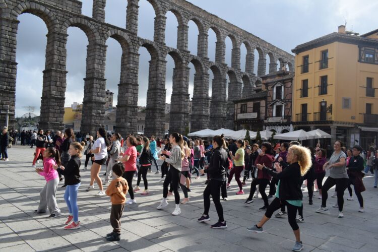 Decenas de personas bailan zumba en la Plaza del Azoguejo por el buen uso de los antibióticos.