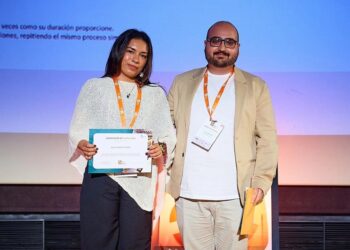 Nuria María Téllez recoge el Premio Liderpack al mejor ‘Diseño Joven’.