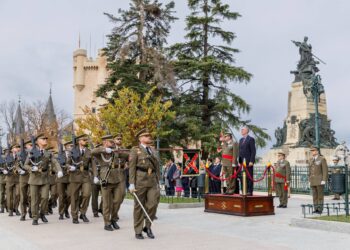 Desfile tras la inauguración del curso de la Academia de Artillería en la Plaza Reina Victoria Eugenia.